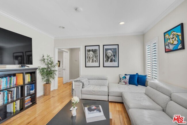 Building Photo - 326 N Doheny Dr