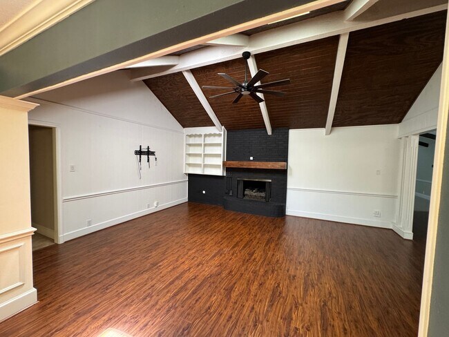 Building Photo - Gorgeous 3/3/2 Home on Spacious Corner Lot...