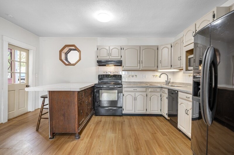 Building Photo - 98 Linwood St