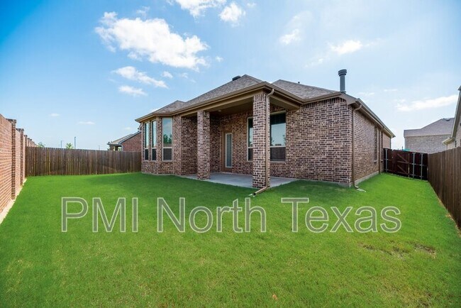 Building Photo - 405 Yellowstone Dr