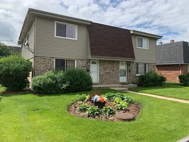 Building Photo - BEAUTIFUL LARGE 3 BED TOWNHOUSE WITH IN-UNIT LAUNDRY!