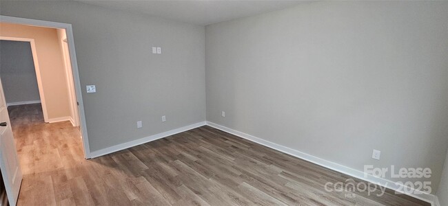 Building Photo - 1038 Albany Park Dr