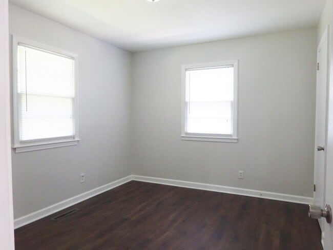 Building Photo - Lake Front Adorable Home!