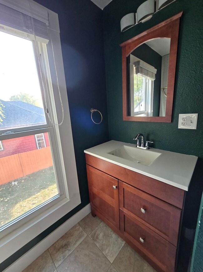 Building Photo - 2 Bed 1.5 Bath
