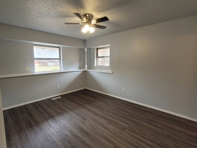 Building Photo - 400 Rosewood Dr