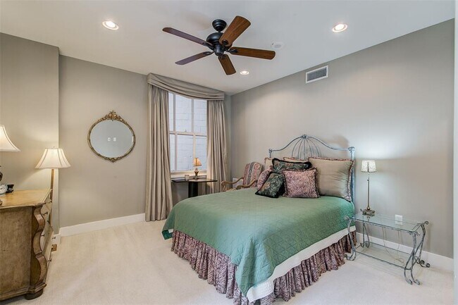 Building Photo - 411 W 7th St