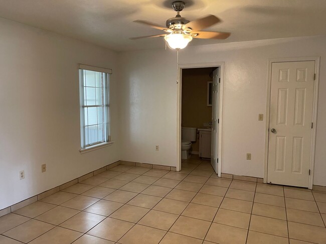 Building Photo - Nice 3 Bedroom 2 Bath