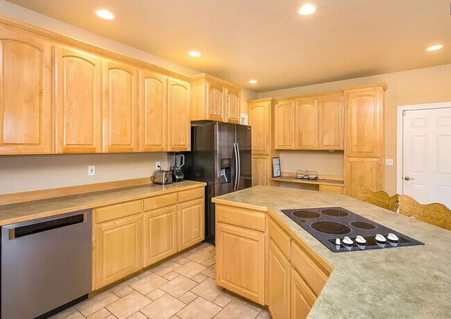 Building Photo - Spacious 3-Bedroom Home with Private Backy...