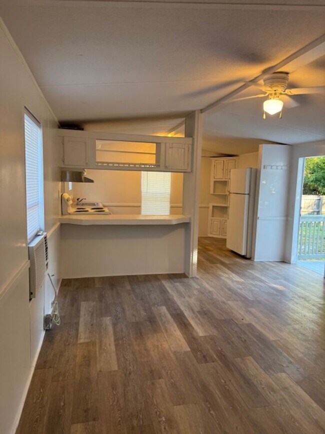 Building Photo - 2 Bedroom 1 Bath Mobile Home