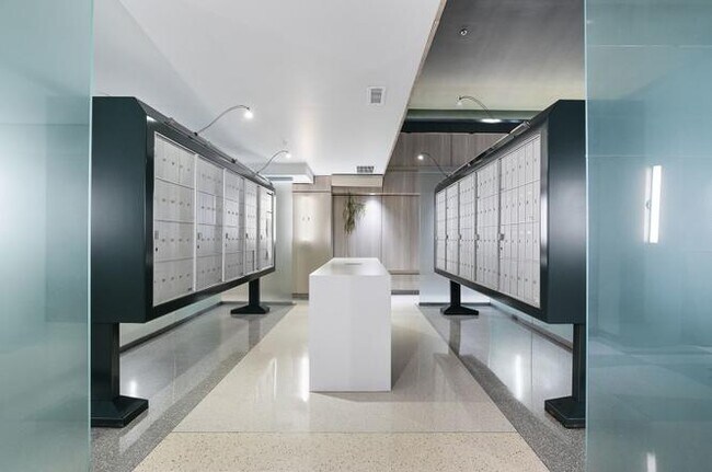 Building Photo - 933 W Van Buren St