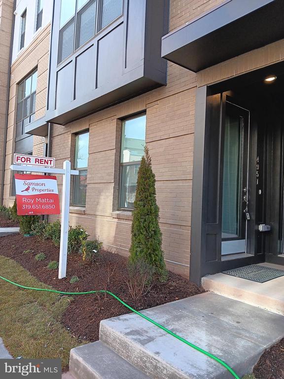 Building Photo - 4951 Longmire Wy