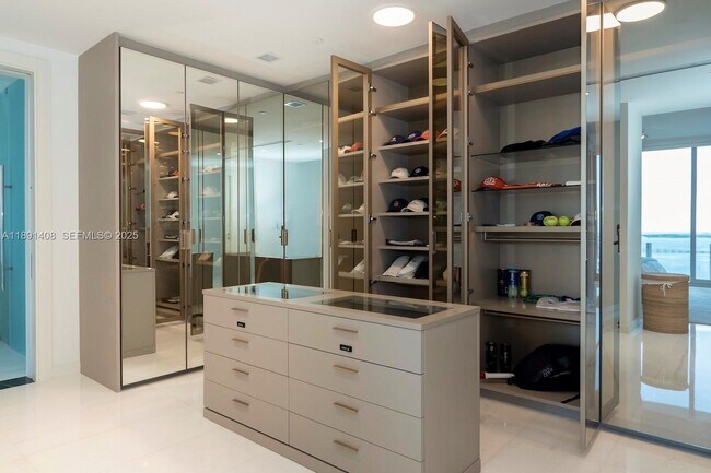 Building Photo - 300 Biscayne Blvd Way