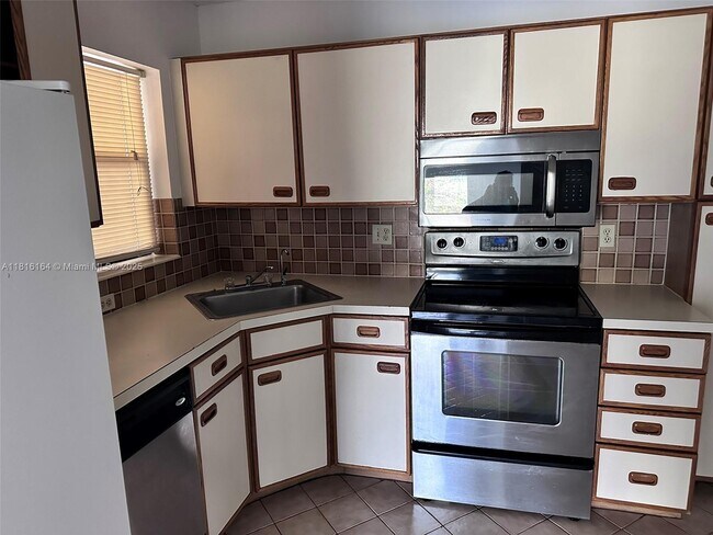 Building Photo - 2526 Carambola Cir N