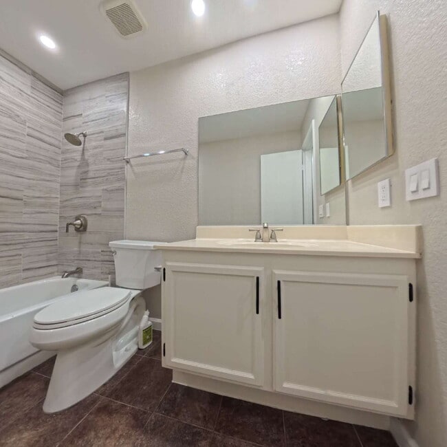 Building Photo - Stunning 2-Bedroom Condo 2nd Floor at The Lakes!
