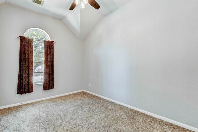 Building Photo - Stunning 4-Bedroom, 2.5-Bathroom Home with...