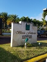 Building Photo - 9447 Fontainebleau Blvd