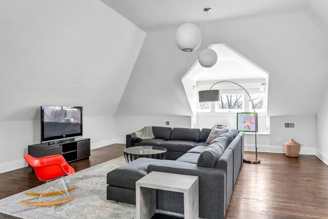 Building Photo - Elegant Fully Furnished 4BR/3.2BA Classic ...