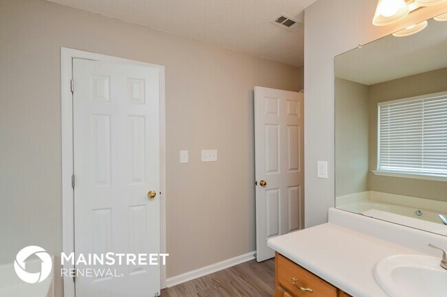 Building Photo - 1420 Saddlebrook Ct