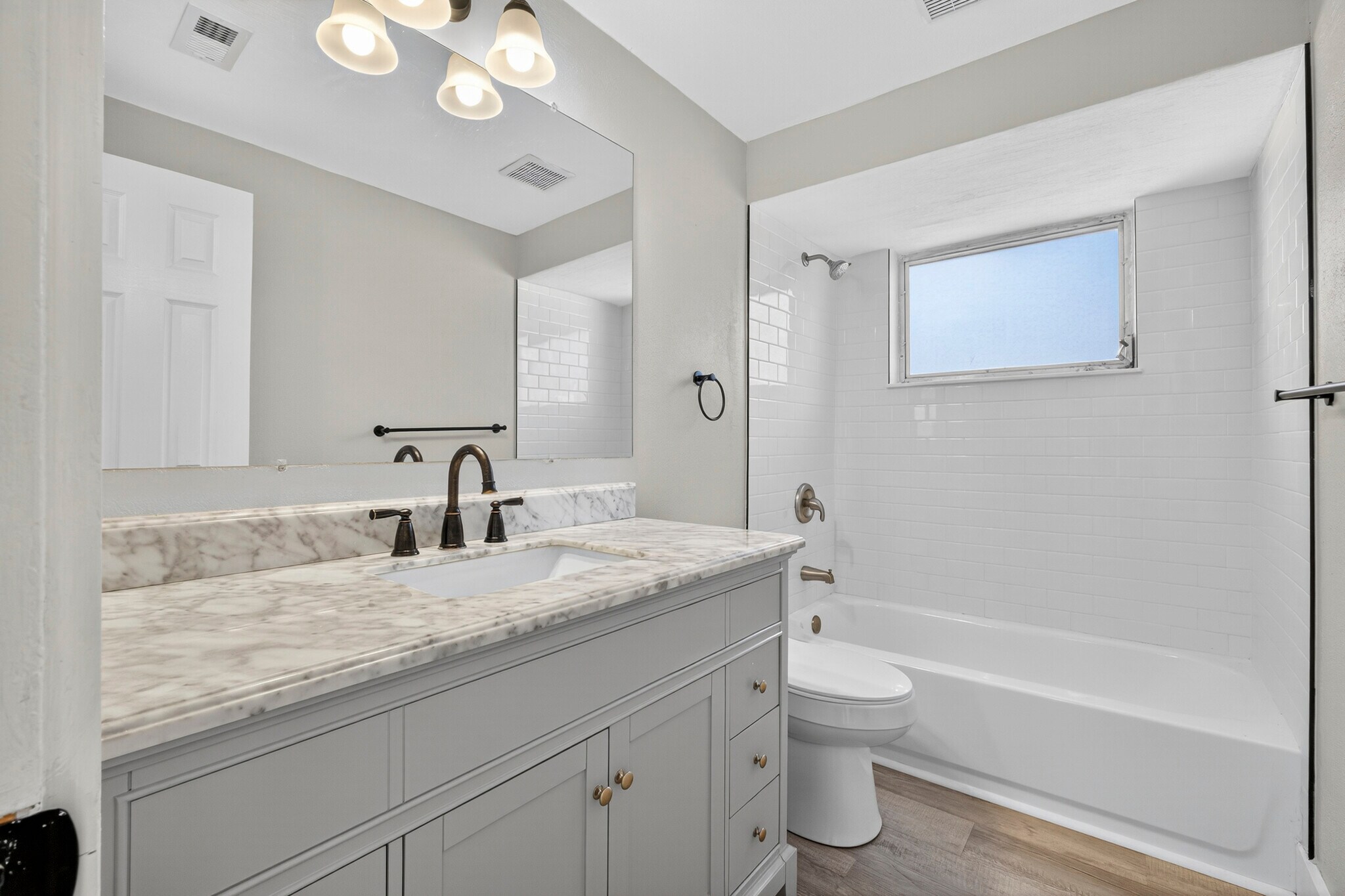 Building Photo - 3624 Oakhurst Dr