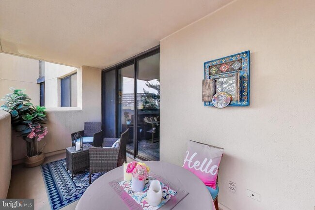 Building Photo - 1101 S Arlington Ridge Rd