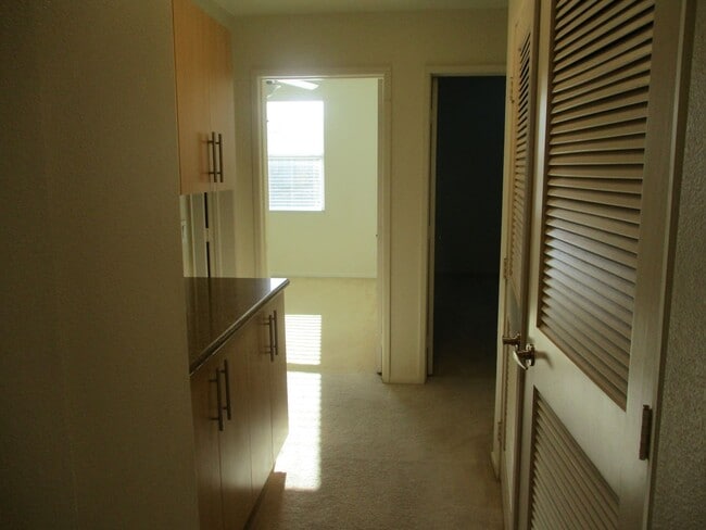 Building Photo - Beautiful 2 bedroom 2 bath town home plus ...