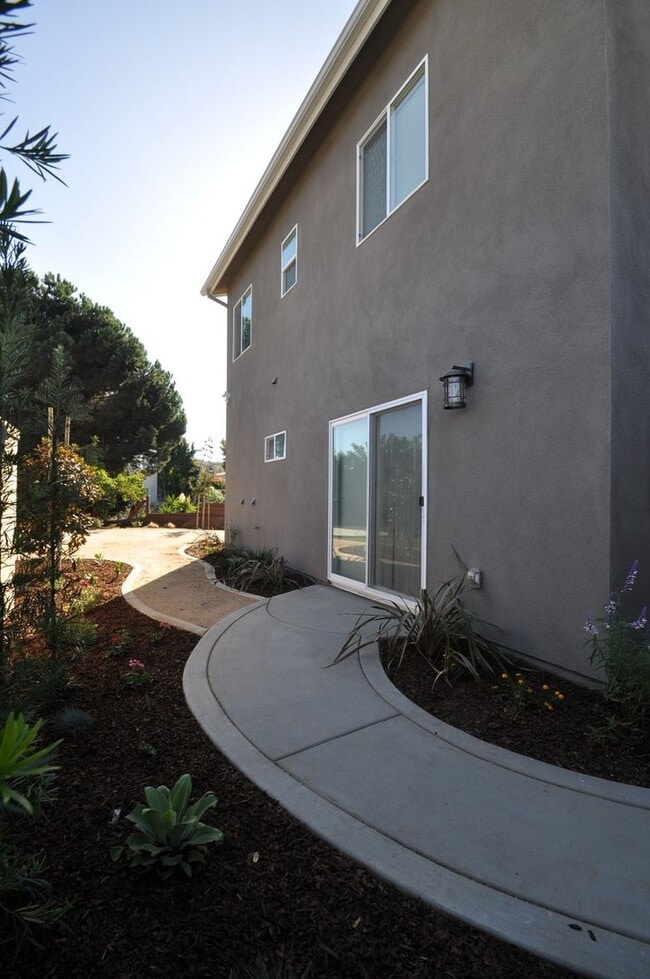 Building Photo - 4BD/2BA, Great Yard!