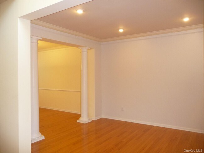 Building Photo - 220 Roosevelt Dr