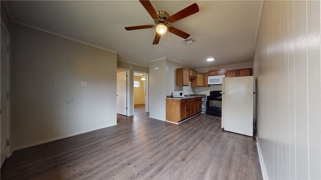 Building Photo - 204 Lynn Dr