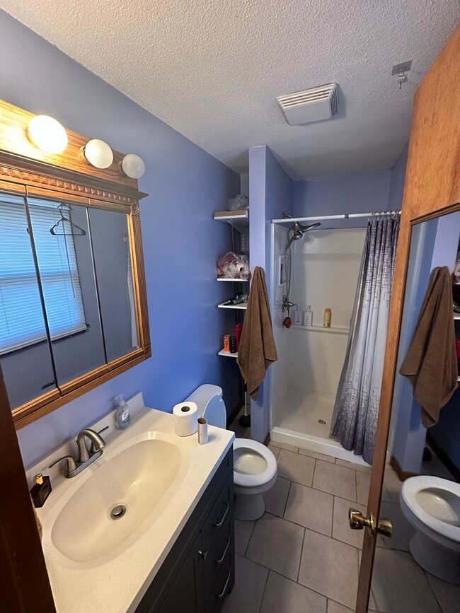 Building Photo - 2437 Vaughn Dr