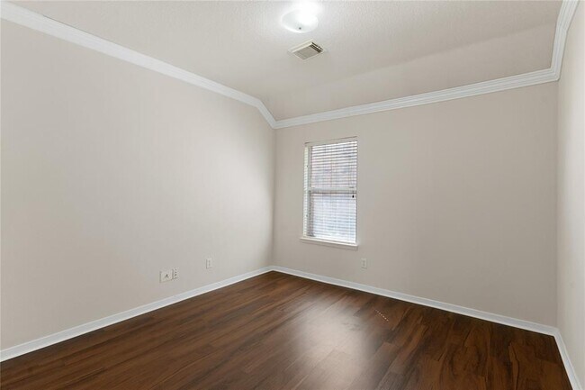 Building Photo - 10115 Willow Crossing Dr