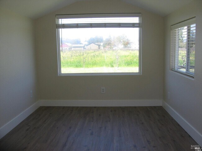 Building Photo - 1324 Community Dr