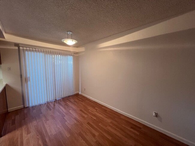 Building Photo - Freshly painted Pocket home close to schools and shopping.