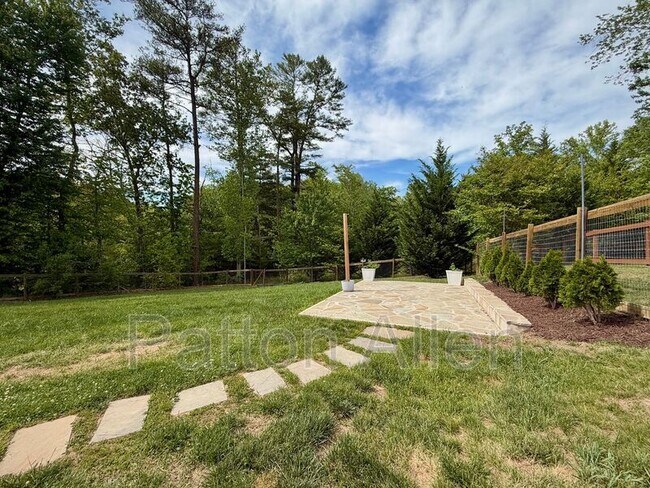 Building Photo - 47 Parrot Rd