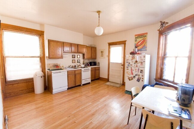 Building Photo - 850 W Waveland Ave