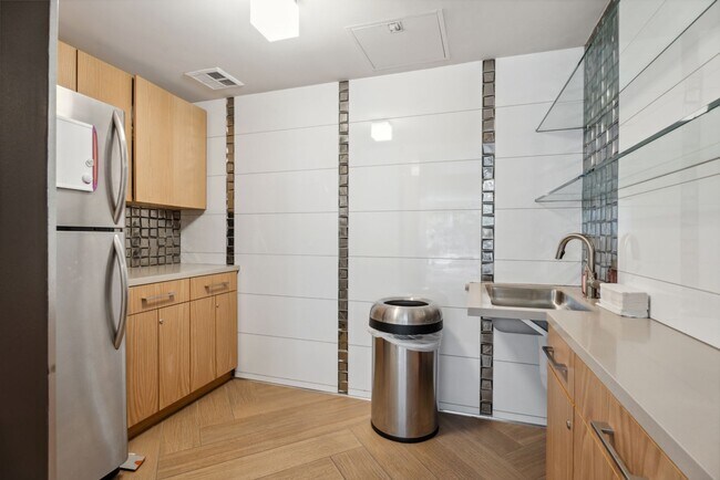 Building Photo - Modern 2-Bedroom Condo with Premium Amenit...