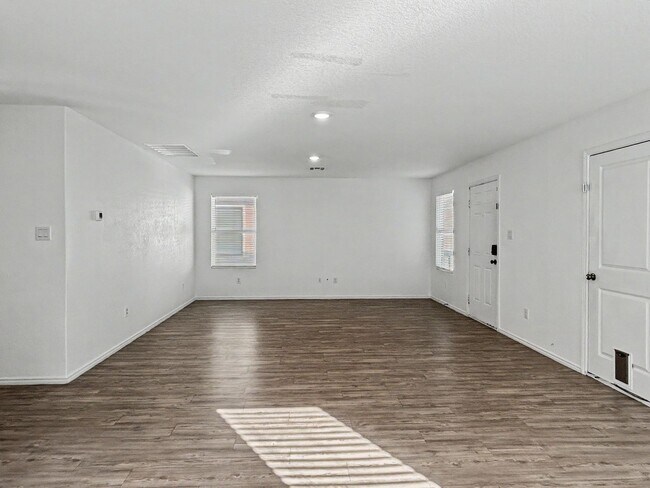 Building Photo - Comfortable 3-Bedroom/2-Bath in Growing Far Northwest