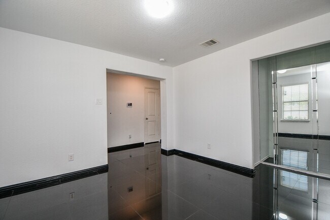 Building Photo - 2015 Treasure Mountain Dr