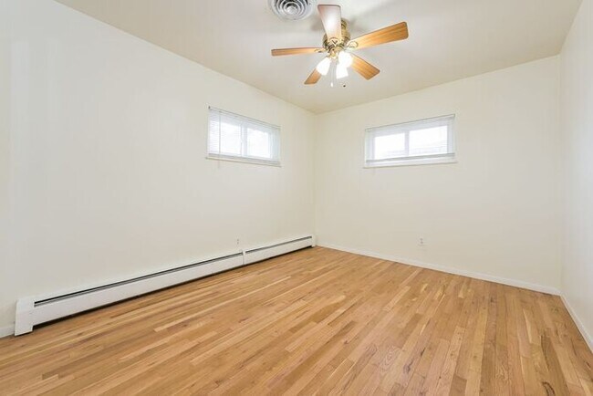 Building Photo - Spacious 2-Bedroom Single-Family with Mode...