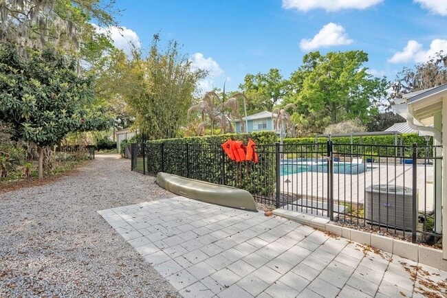 Building Photo - 812 East Blvd