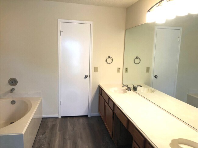 Building Photo - 4819 Sunshine Dr