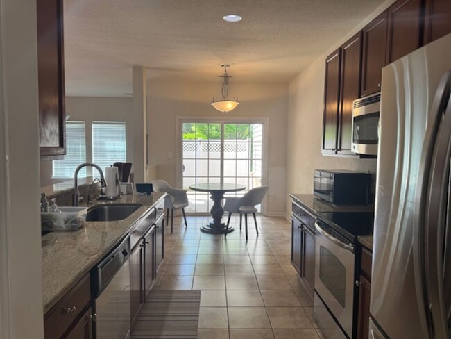 Building Photo - Beautifully Maintained 3-Bedroom Townhome ...