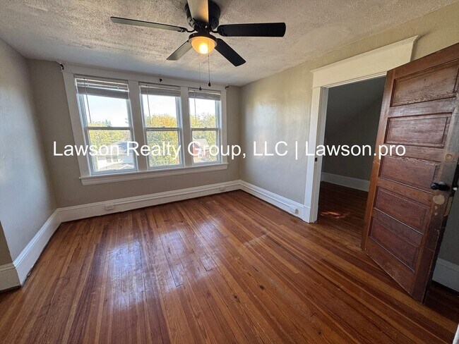 Building Photo - Three Bedroom Home - Walking Distance to G...