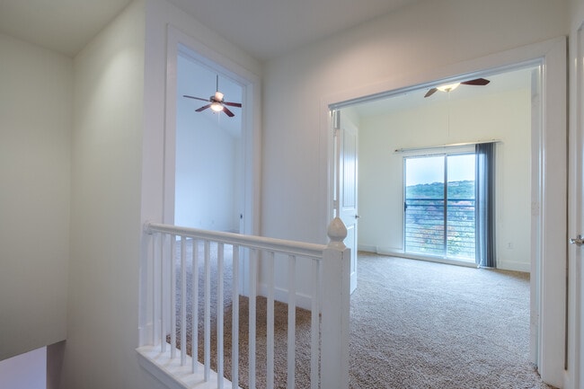 Building Photo - Beautiful 2 Bedroom, 2.5 Bath Townhome in Northwest Austin
