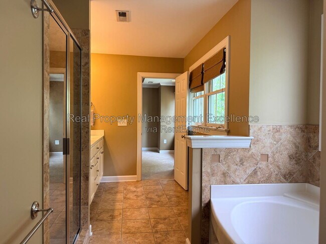 Building Photo - 616 Lake Artesia Ln