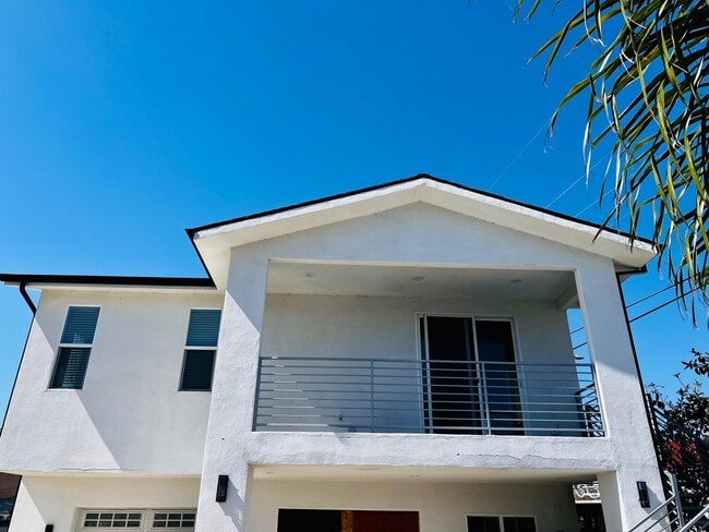 Building Photo - Private 2 bedroom, 1bath back house