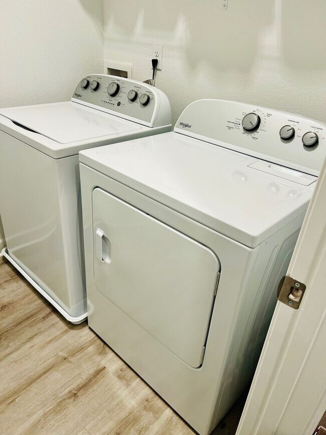 Building Photo - Spacious 3BR House 2 Blocks from the Beach