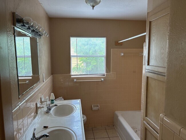 Building Photo - 704 Jefferies, Killeen