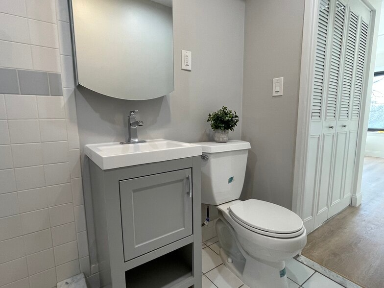 Master bathroom - 1243 Beacon St