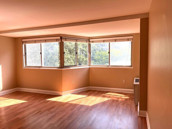 Building Photo - 922 24th St NW