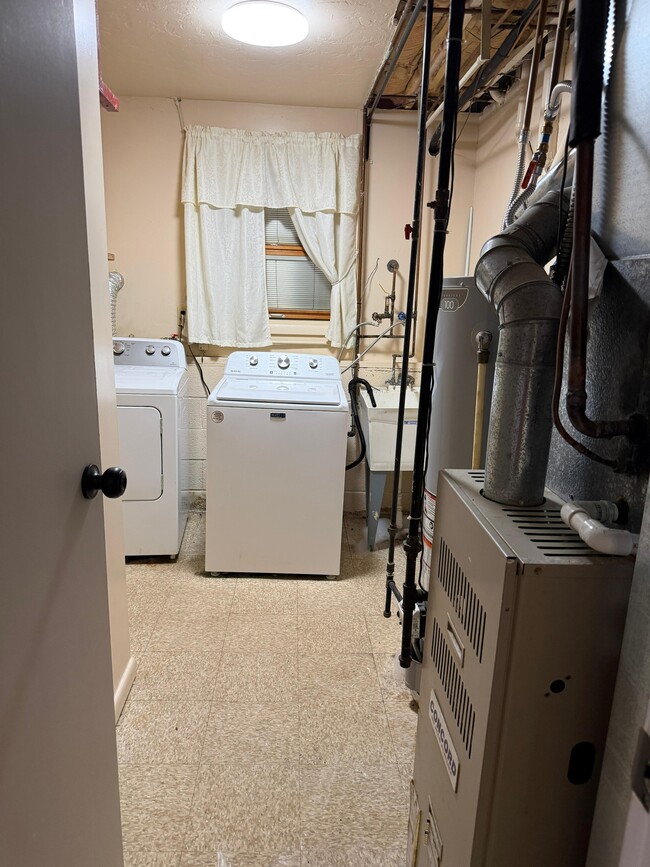 Building Photo - 6686 Deer Ct